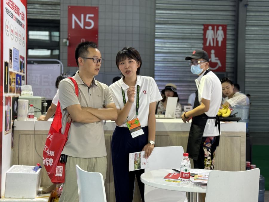 见证2024加盟盛况社区生鲜连锁品牌钱大妈亮相第63届中国特许加盟展(图4)