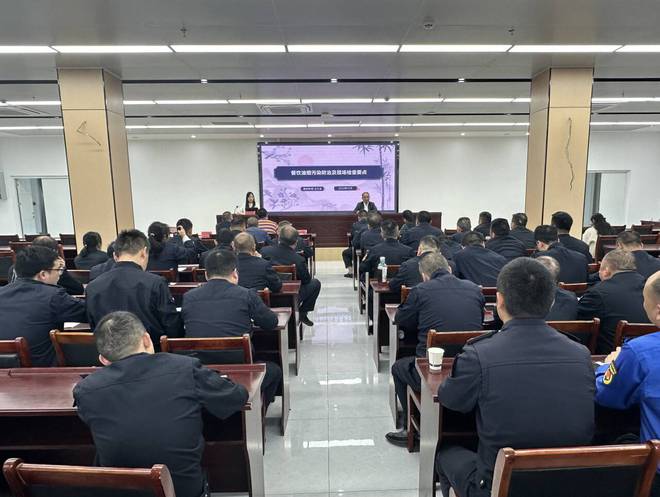 咸宁市咸安区城管执法局召开餐饮油烟污染防治业务培训会(图1)