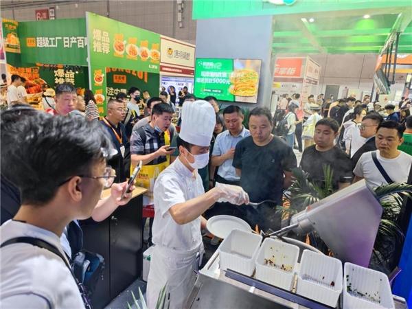 橡鹭科技爆炒机器人美膳狮亮相上海国际连锁加盟展览会br(图3)