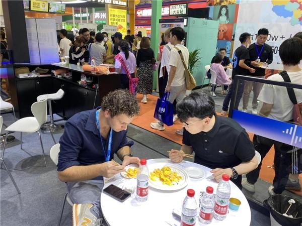 橡鹭科技爆炒机器人美膳狮亮相上海国际连锁加盟展览会br(图4)
