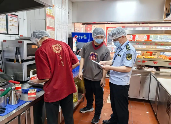 广西融水县开展餐饮加盟连锁店专项检查(图1)