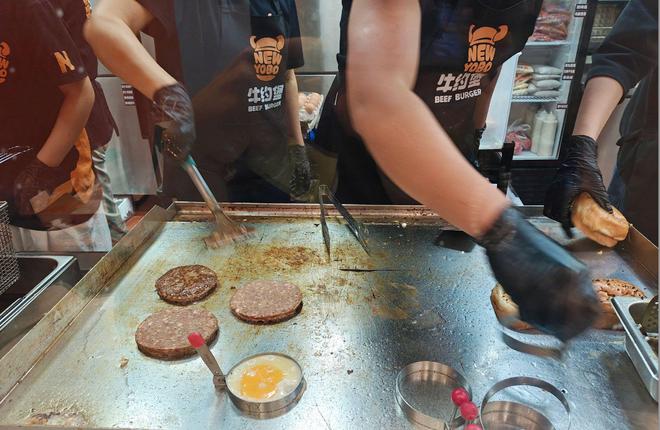 2025餐饮创业：汉堡加盟为何比奶茶更赚钱？