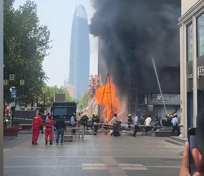 济南广场爆炸现场火灾造成5人受伤1人失联救援迅速展开！