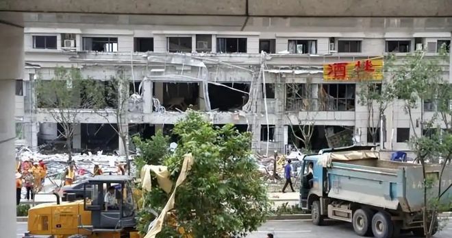 济南广场爆炸现场火灾造成5人受伤1人失联救援迅速展开！(图6)