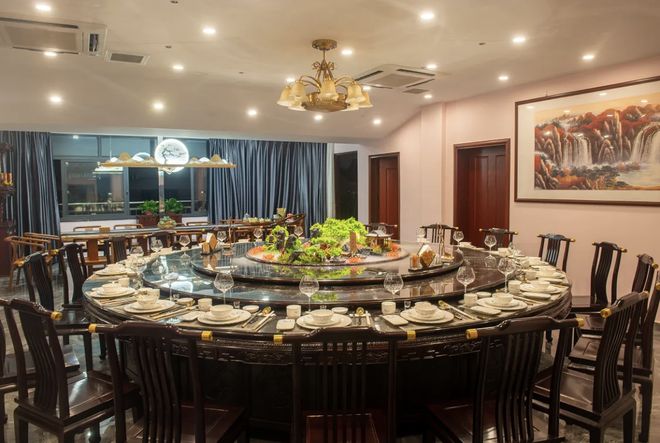 趋势：只有男女约会进卡座餐饮包间要消失了？