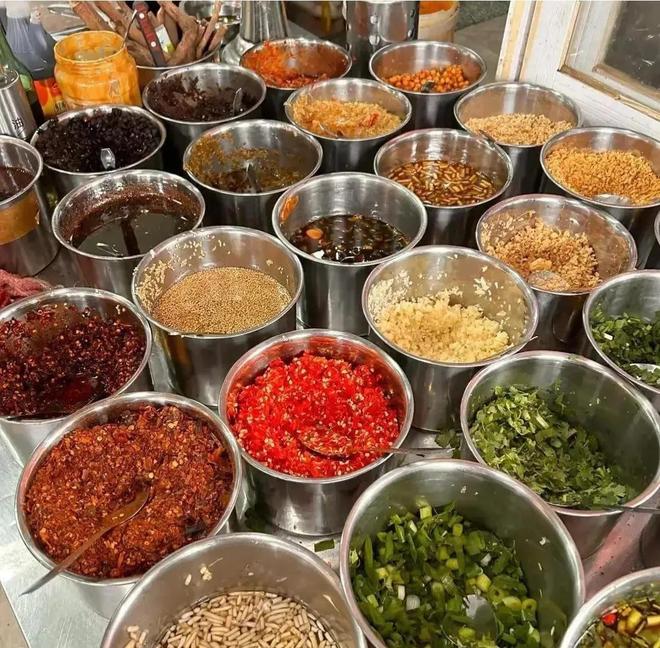 2024年中国餐饮门店倒闭数量近300万家2025年上半年105家(图1)