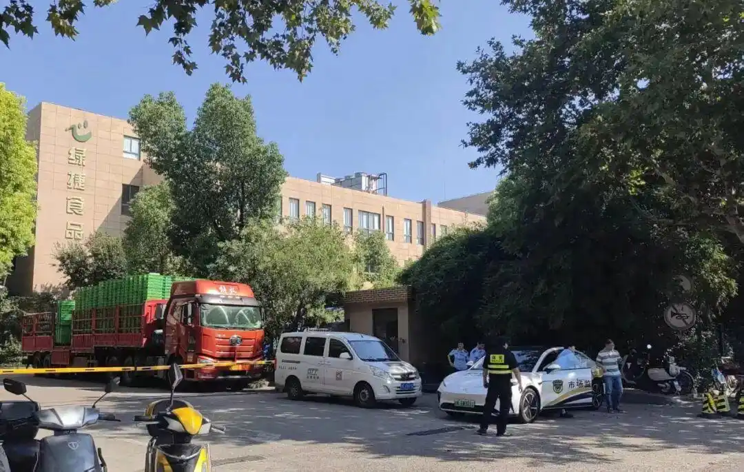 上海学生午餐虾仁炒蛋紧急停供有家长称孩子反映“是臭的”监管部门正展开调查上海绿捷：系学校反馈虾仁里有细沙