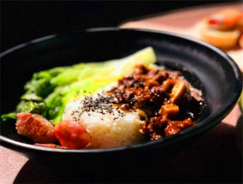 2025年中国餐饮加盟行业全景：哪些赛道赚钱？加盟要避哪些坑？