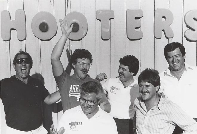 七旬爷爷天团回购百家餐厅：一群老友的40年餐厅保卫战(图2)