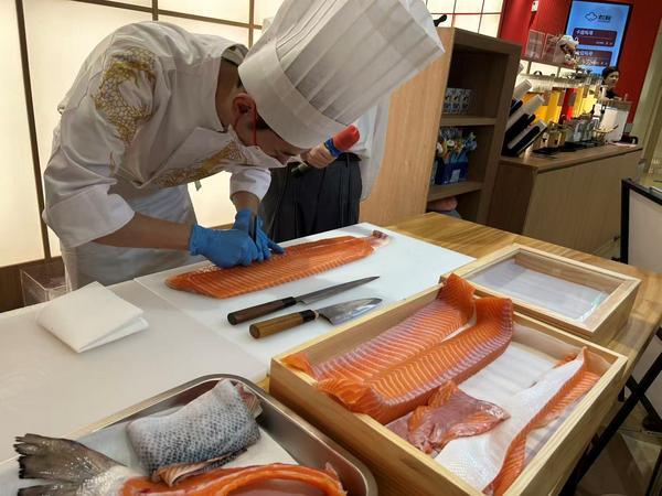 跨界寿司赛道 海底捞旗下首家寿司店亮相杭州(图2)