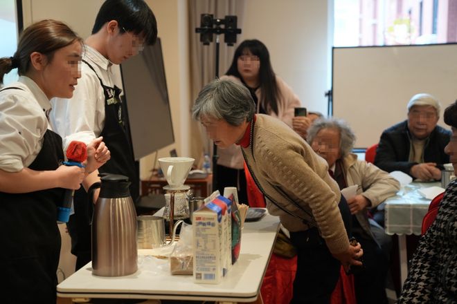 从海底捞到星巴克都盯上了老年人的“钱袋子”(图2)