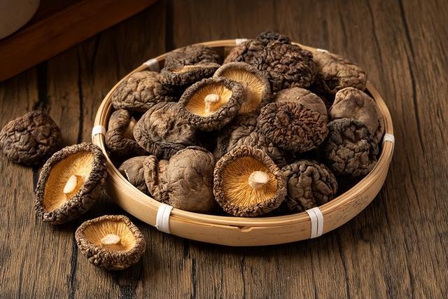 香菇再次被关注！医生发现：肝病患者吃香菇时或有这3点好处(图2)