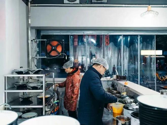 餐饮老板陷现金流死局！金融黑马精准破局一招让新店月赚20万(图1)