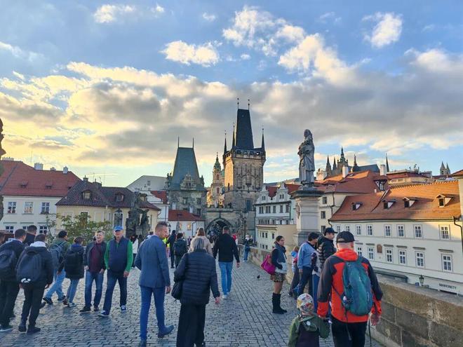 捷克餐饮市场深度报告（2025）：中东风味成黑马外卖平台崛起美国食品出口迎新机遇