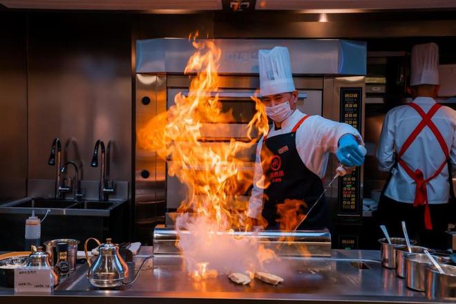 火锅店里也能“逛市集”海底捞大排档火锅登陆上海滩