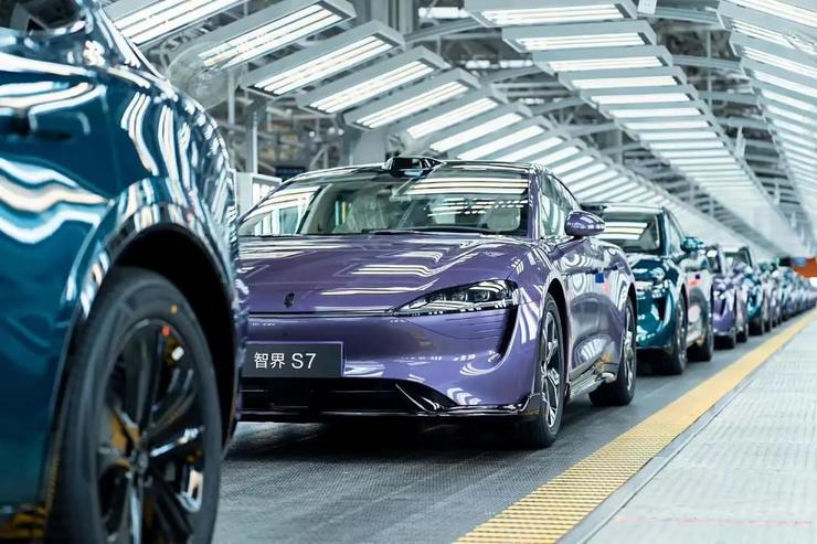 突发！美国白宫宣布对特定半导体等加征25%关税；大厂80亿资产遭侵吞？宝能董事长姚振华实名举报；梁文锋旗下幻方量化去年收益率566%(图3)