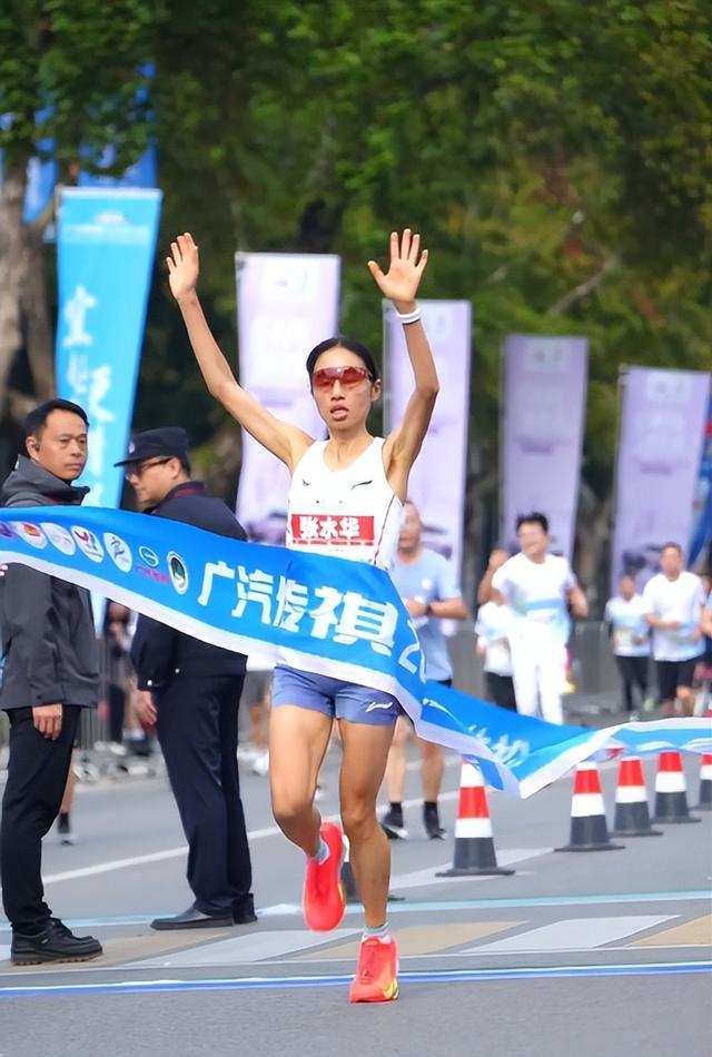 “最快女护士”张水华被医院警告处分指其存在违规兼职取酬、以虚假理由获得调休行为医院证实(图1)