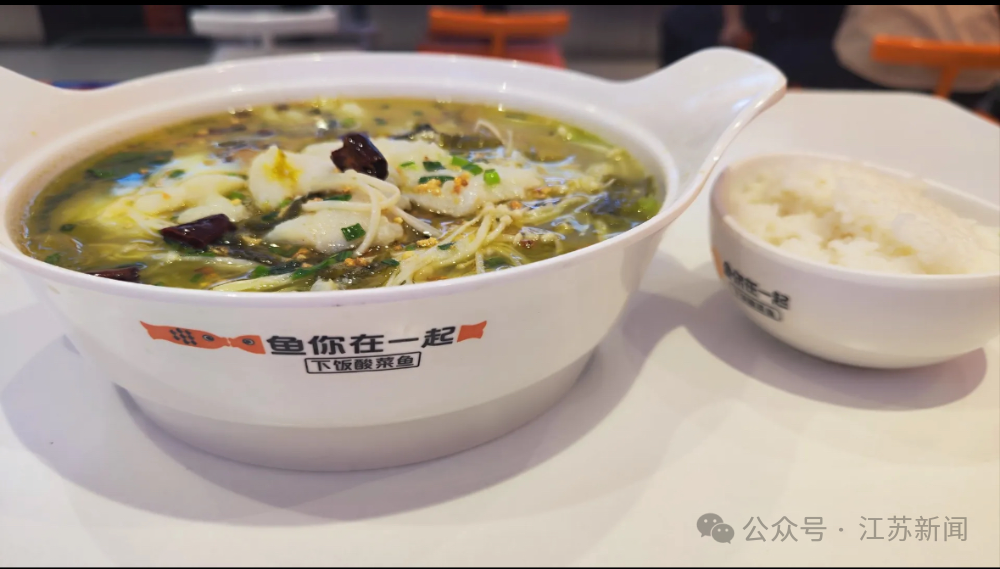 满满一盆？浅浅一层！知名餐饮给菜盆穿“内增高”！(图2)