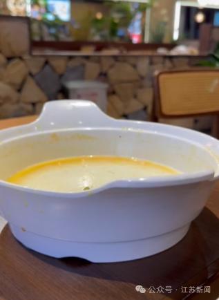 气笑了！知名餐饮连锁给菜盆装上“内增高”！网友：被套路了性价比极低(图6)