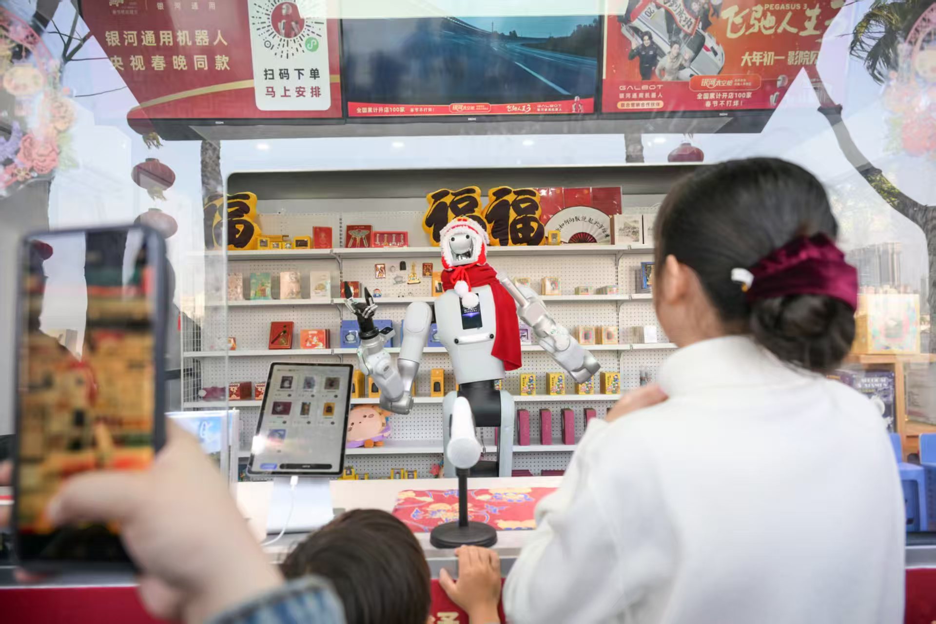 从实验室到20余城落地——银河通用青年团队的机器人规模化应用之路(图2)