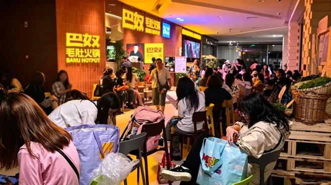 集体大降级商场排队王“越卖越便宜”(图2)