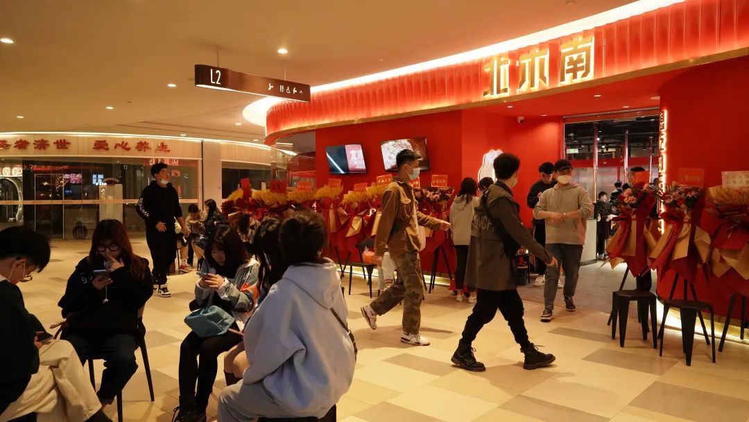 恶心！炸鸡店员工伸手抓屁股不洗手继续打包市监部门回应(图1)